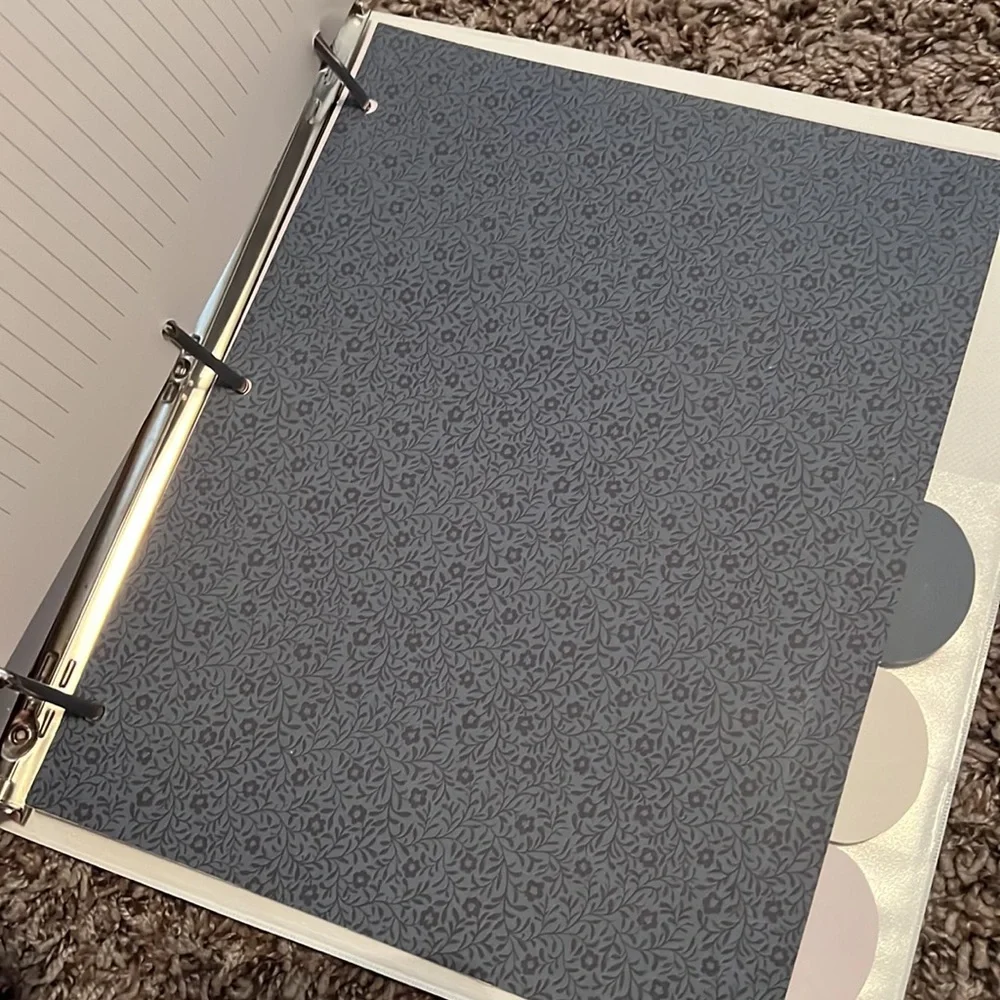 🤩4/$15🥳 white 2 inch binder with dividers
